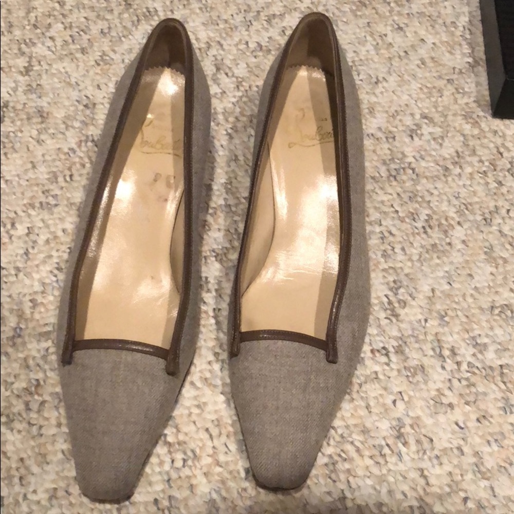 Well loved Louboutin kitten heels 👠